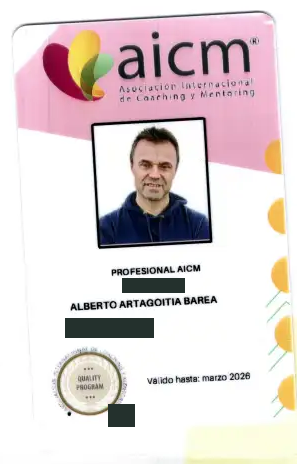 Carnet profesional AICM redactado; la fecha impresa indica validez hasta marzo de 2026.